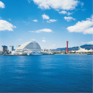 写真：海に囲まれ、神戸ポートタワーなど観光地も見える立地にある神戸メリケンパークオリエンタルホテル