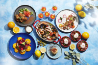 写真：パエリアやブラッドオレンジのパンナコッタ、地中海風ミートボールなどの、各国の爽やかな料理が並んでいる様子