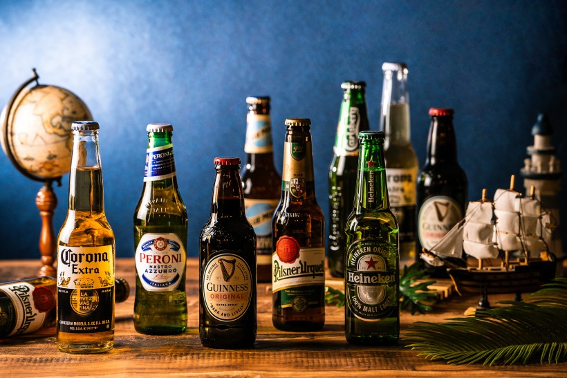 写真：世界各国のボトルビールが並んだ様子