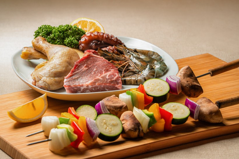 写真：海老やタコなどの海鮮や国産牛や彩り豊かな野菜などの食材