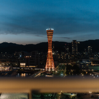 写真：ホテルデッキから見える神戸の夜の街並み