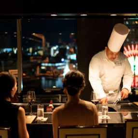 写真：ステーキハウスオリエンタルで一流シェフの料理を夜景と共に味わう