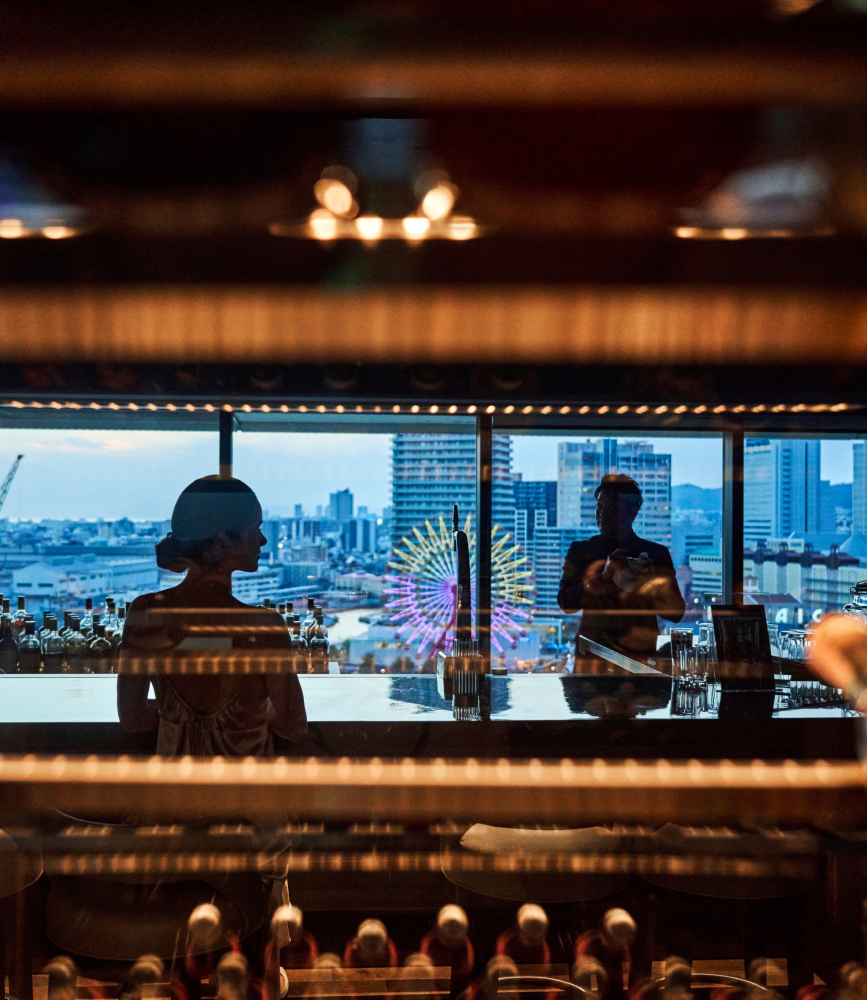写真：神戸メリケンパークオリエンタルホテルのバーで神戸港を眺める女性