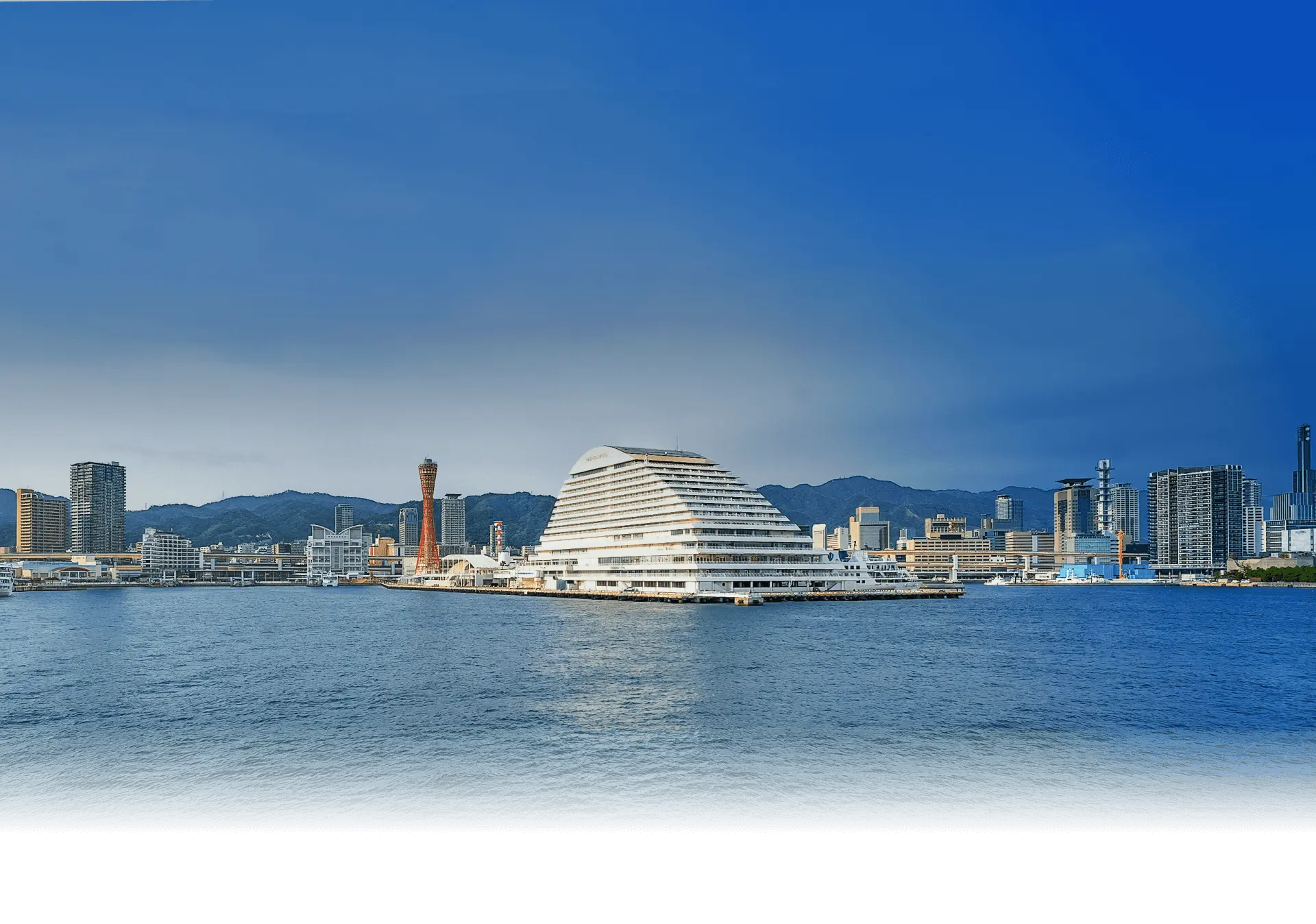 Photo: The Kobe cityscape seen from the sea on the south side, with the exterior of the Kobe Meriken Park Oriental Hotel as the main focus.