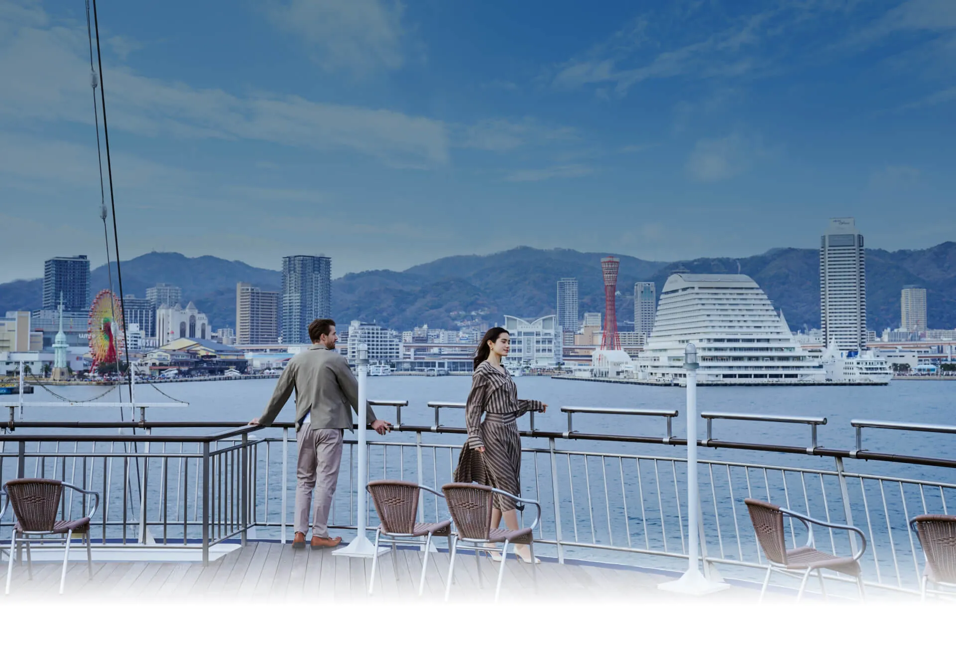 Photo: The Kobe cityscape seen from the sea on the south side, with the exterior of the Kobe Meriken Park Oriental Hotel as the main focus.