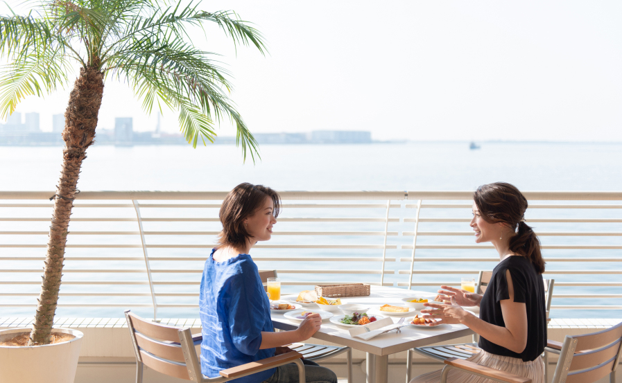 写真：朝食ブッフェを楽しむ2名の女性客の様子