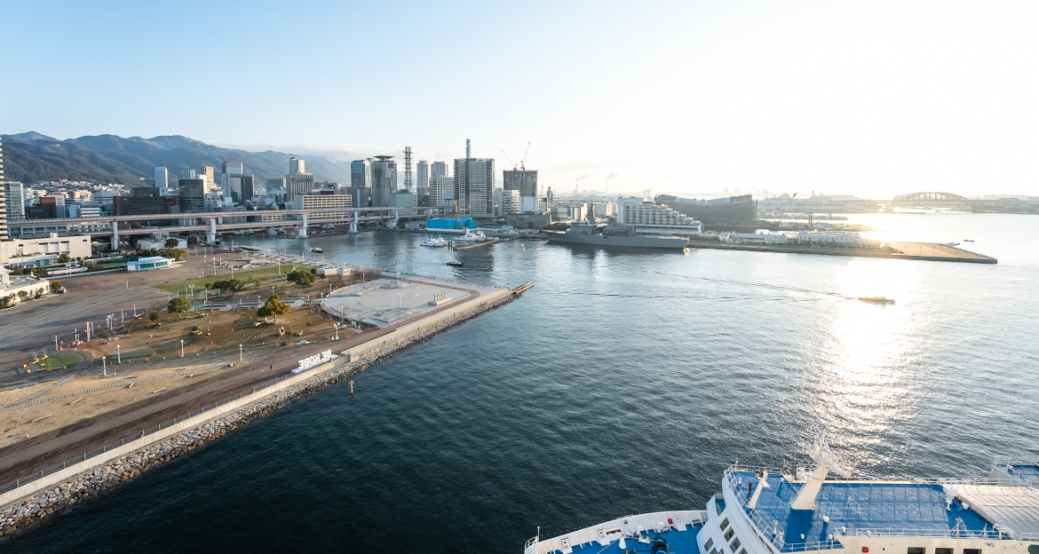 写真：ツイン 東側から見える朝日を浴びて輝く港の風景