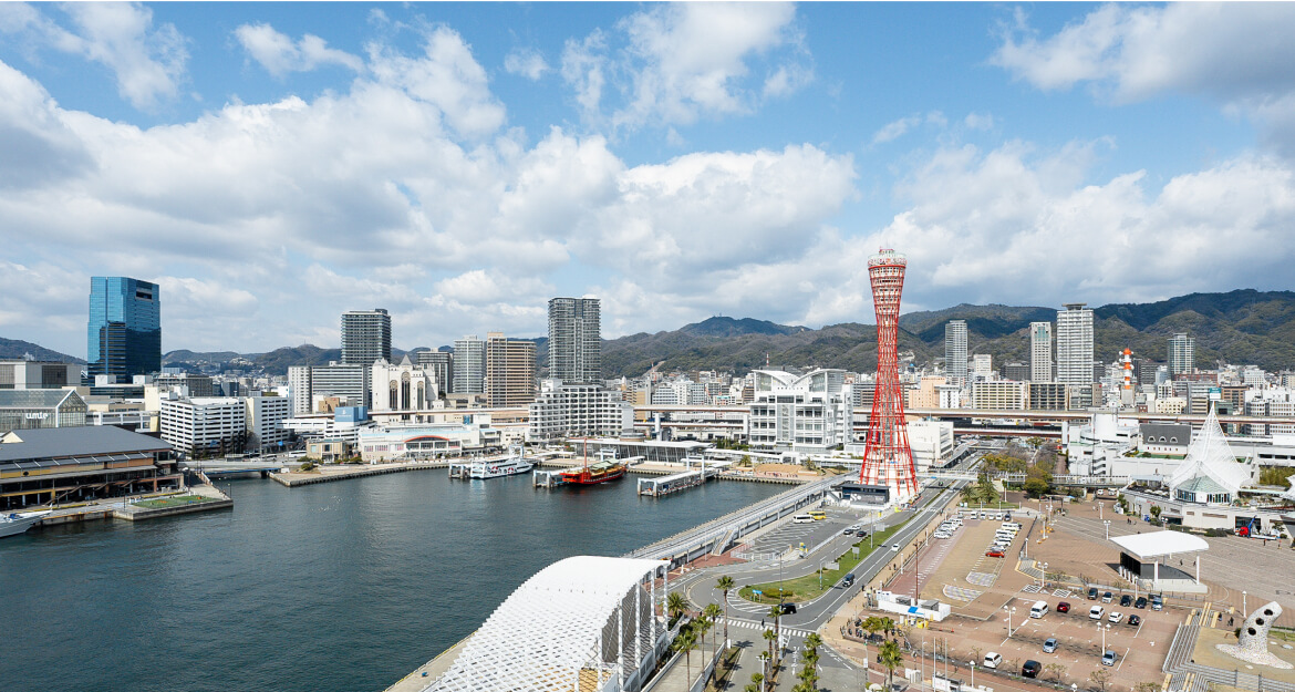 写真：コーナー キングルーム 北側から見える日中の神戸市内や神戸ポートタワーなど