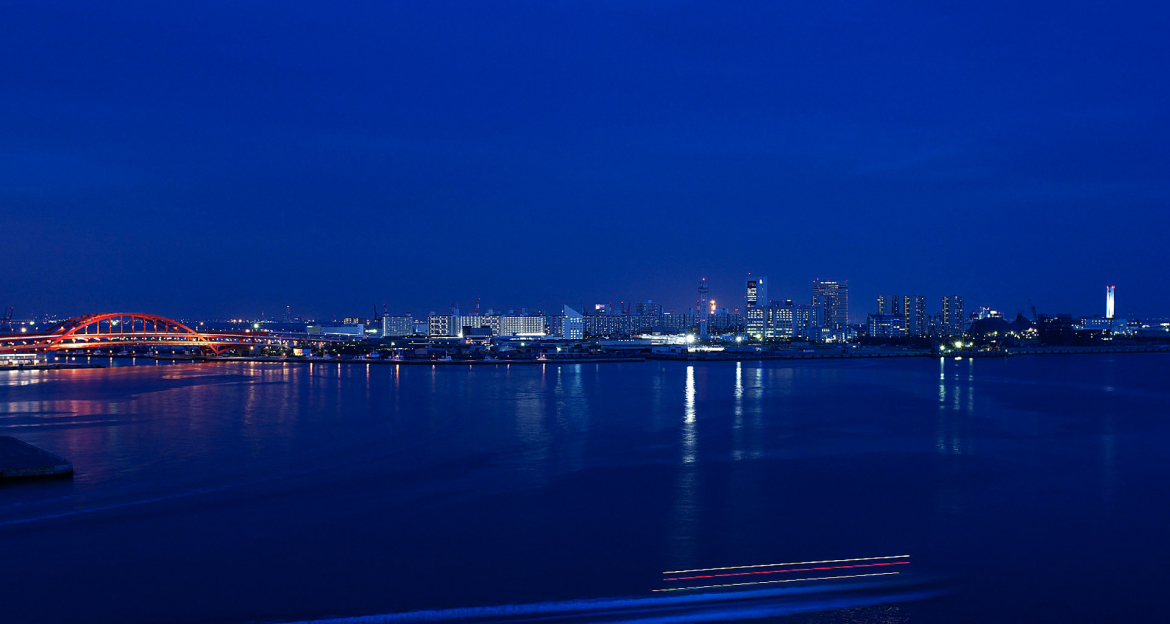 写真：ダブルルーム 南側から見える神戸の夜の海