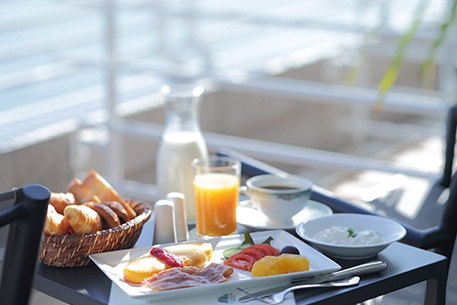 写真：パンやオムレツなどルームサービスの朝食一例