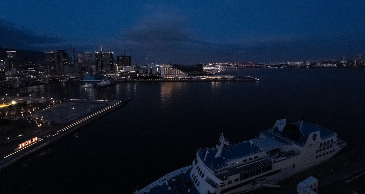 写真：ジュニアコーナースイート 東側から見える神戸市内の夜景や神戸港船の夜景