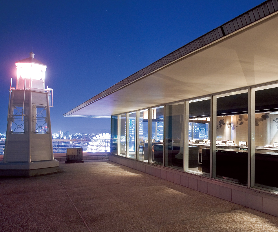 写真：夜の神戸メリケンパークオリエンタルホテルの灯台とレストラン