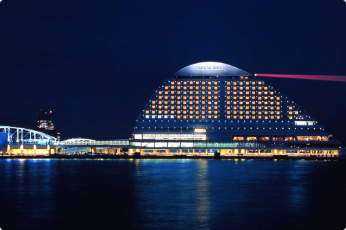画像：夜の神戸メリケンパークオリエンタルホテルの灯台が点灯した様子